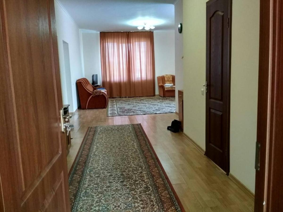Apartments Domovik Просторная Квартира С Видом На Горы ムカチェヴォ エクステリア 写真